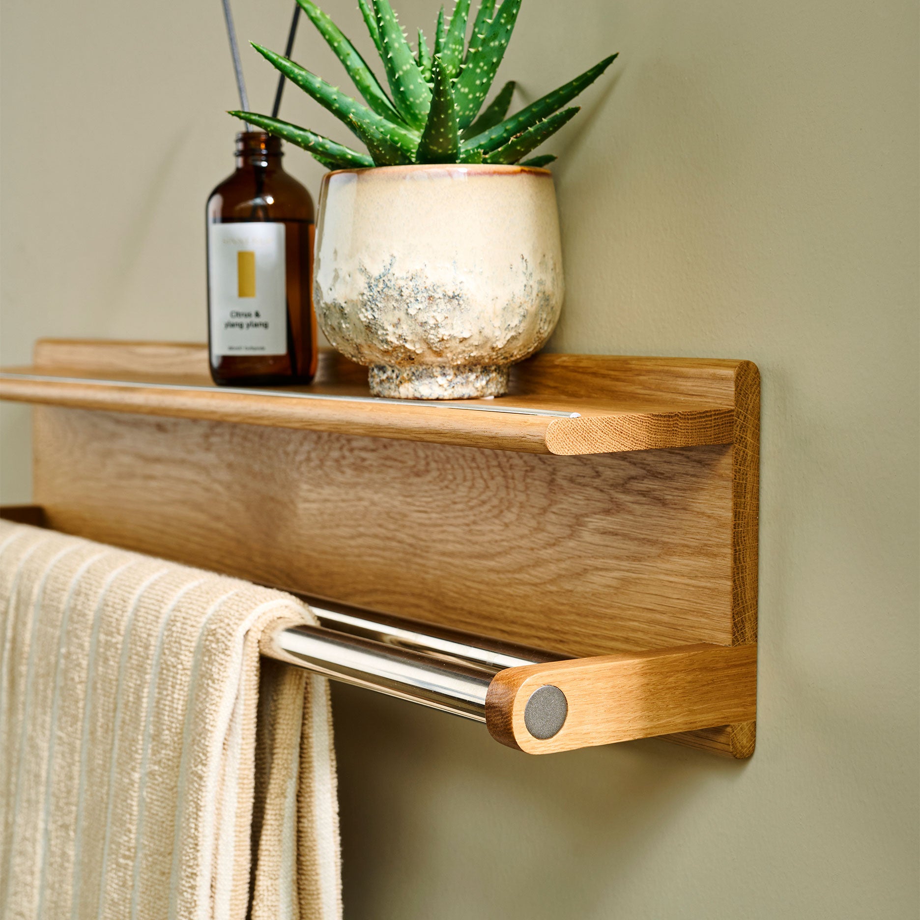 Wood II håndklædeholder i FSC certificeret egetræ, L75 cm